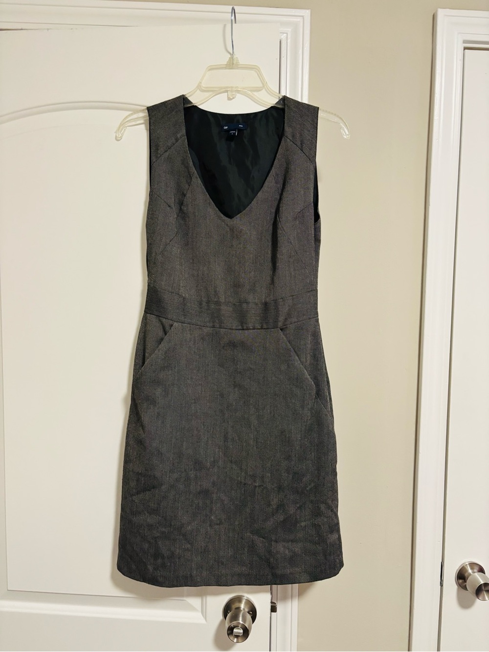 GAP, Sleeveless V-Neck Sheath Dress in Dark Gray, Size 4